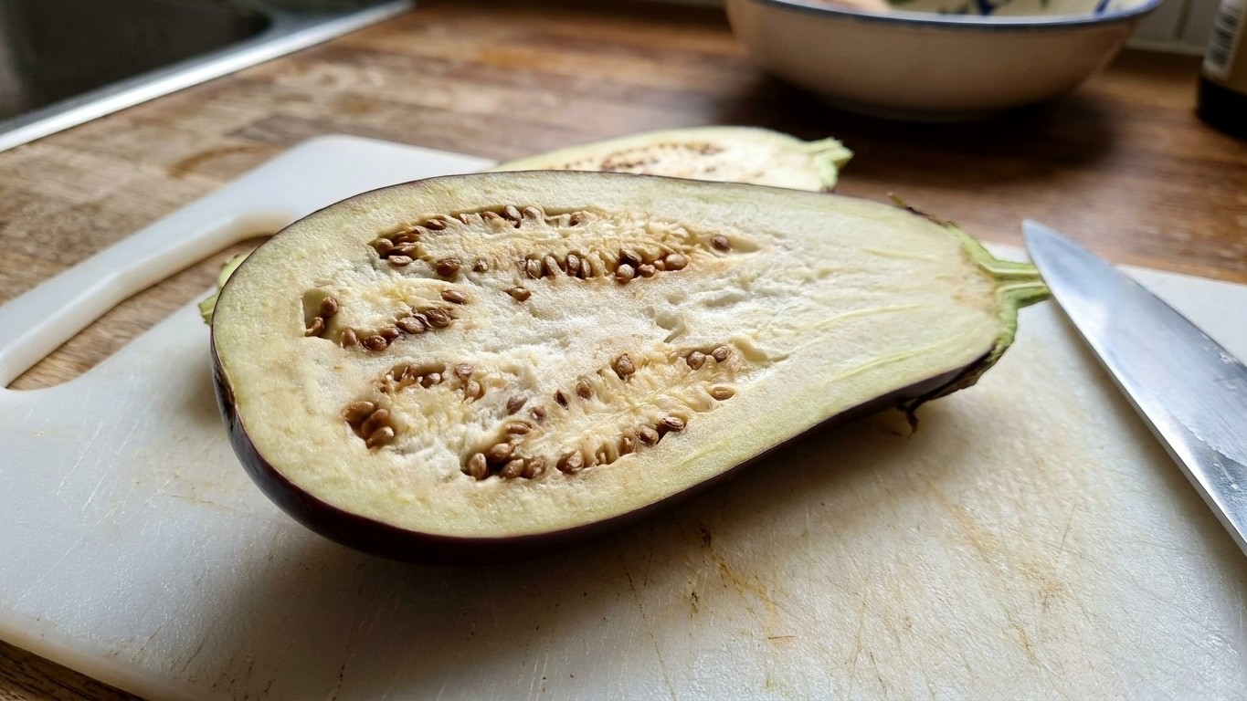 Mes aubergines pendaient au pied depuis la mi-août : le jour où je les ai coupées en deux, j'ai vu ce qu'étaient devenues ...